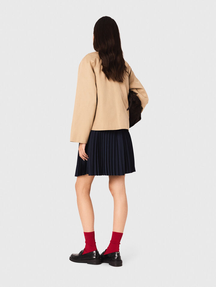 Jacket with removable contrast collar